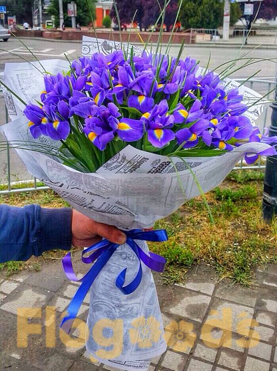 Букет «101 ирис» за 31 590 руб.